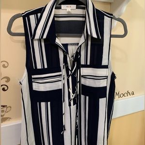 Adorable sleeveless shirt/ large